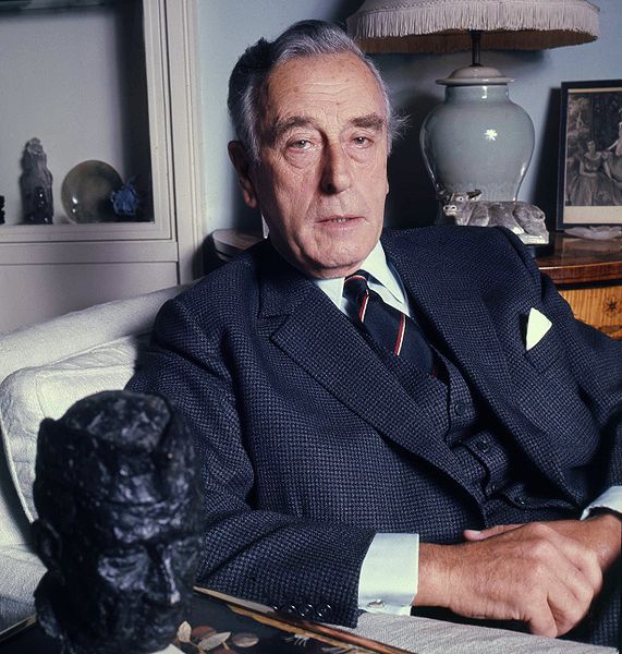 Les affaires Comtadine - Page 2 571px-the_earl_mountbatten_of_burma_at_home_allan_warren